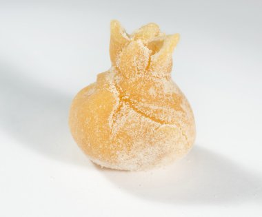 Ev yapımı taze tortellini beyaz arka plan üzerinde izole.