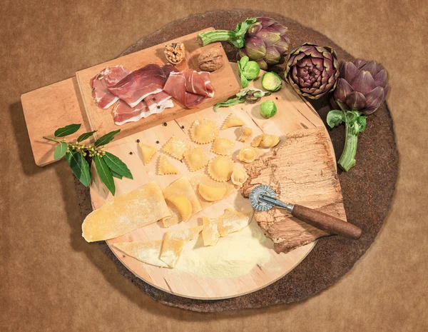 Prosciutto, ceviz ve tempolu bir rustik enginar, taze ev yapımı mantı merkezinde yuvarlak.