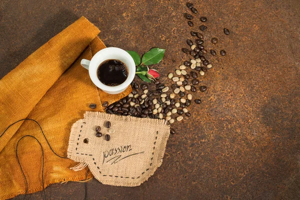 Una taza de café con brote rojo rosa sobre textura oxidada . —  Fotos de Stock