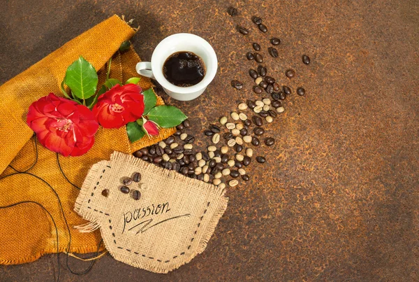 Uma xícara de café com rosas vermelhas na textura enferrujada . — Fotografia de Stock