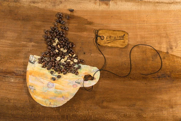 Taza de café de papel de colores llena de granos de café colocados en la mesa de madera —  Fotos de Stock
