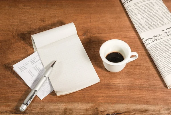 Escribir con una taza de café . — Foto de Stock