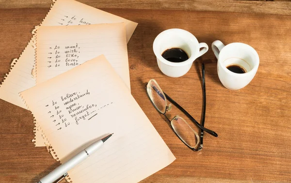 Escribir con una taza de café . — Foto de Stock