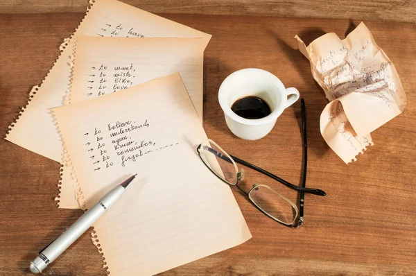 Escribir con una taza de café . — Foto de Stock