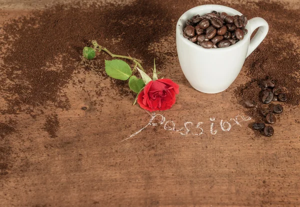 Kaffee und rote Rose. — Stockfoto