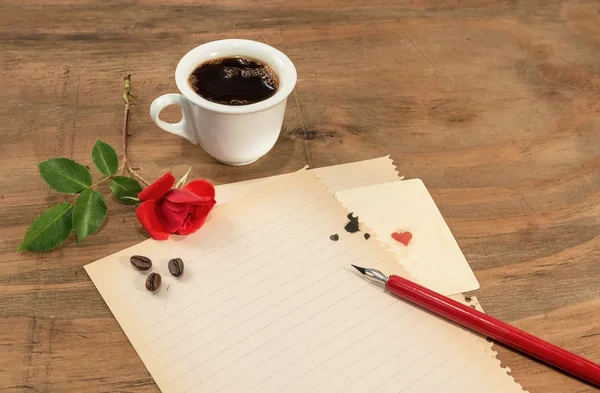 Xícara de café com rosa vermelha e ás de corações . — Fotografia de Stock