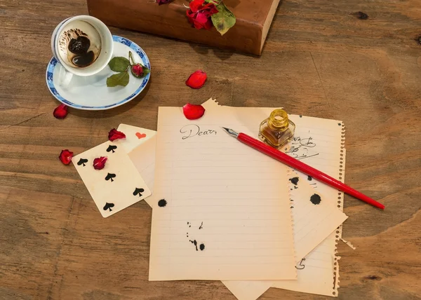 Tom kopp med kaffesump, spelkort och rosor. — Stockfoto