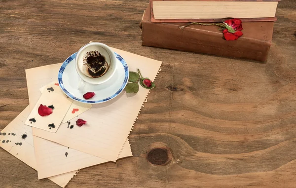 Taza vacía con café molido y rosas . — Foto de Stock