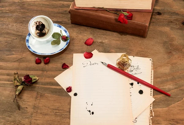 Empty cup with coffee grounds and roses. — Stock Photo, Image