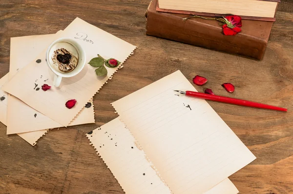 Taza vacía con café molido y rosas . — Foto de Stock