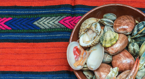 Морепродукты и раковины на этнической ткани
.