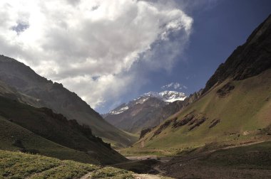 Dağlar arasındaki vadiden akan küçük bir nehir. Kurak mevsimde kurumuş bir dağ nehri..
