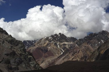 Karlı dağların büyüleyici güzelliği. Dağların tepesindeki kar ve kayaların manzarası