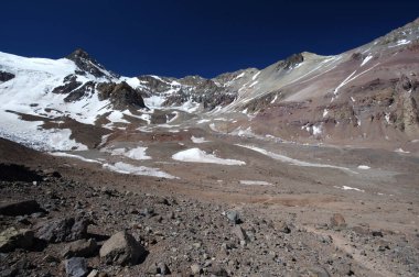 Karlı dağların büyüleyici güzelliği. Dağların tepesindeki kar ve kayaların manzarası