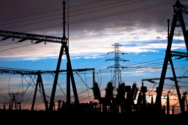 Gün batımında elektrik hatları
