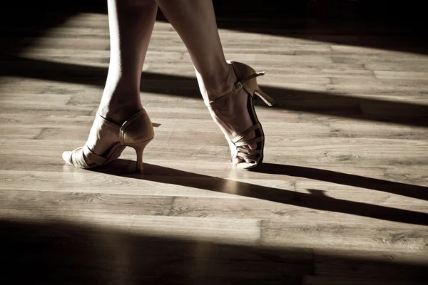 Female feet on the dance floor — Stock Photo, Image