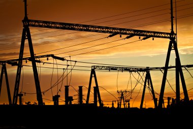 Gün batımında elektrik hatları