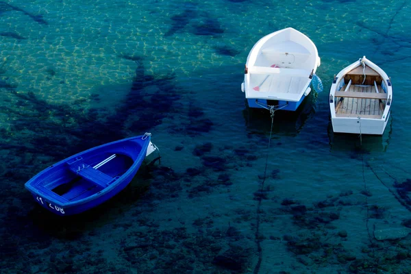 Trzy wiosła łodzi zacumowanej w porcie — Zdjęcie stockowe
