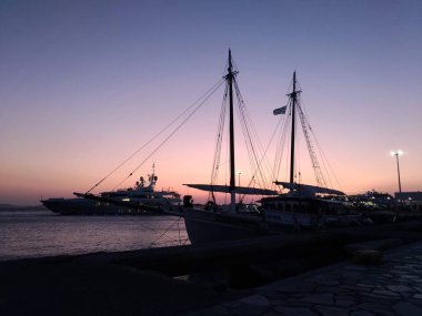 Gün batımında rıhtımda