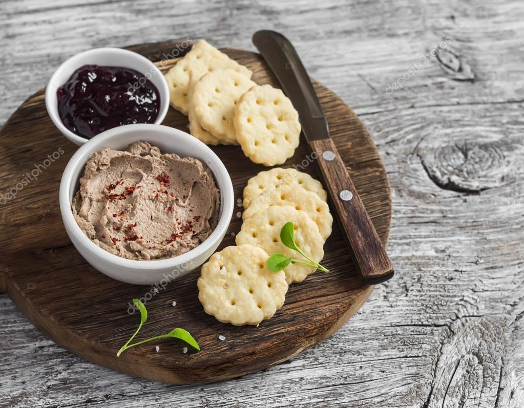 Ev yapımı tavuk karaciğer pate, kızılcık sosu ve ev yapımı peynir