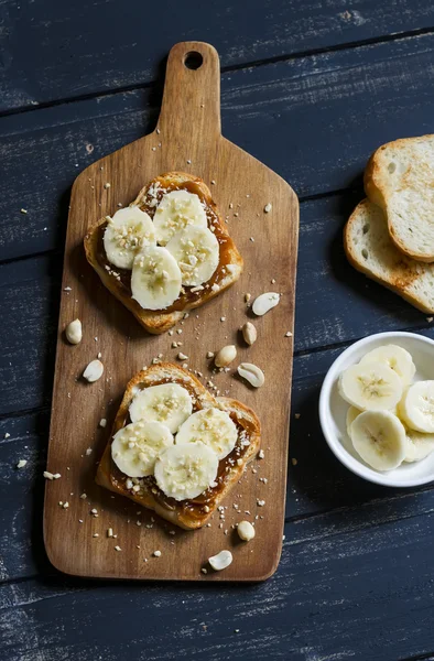 sandwich with peanut butter, banana and peanuts, served on the Board