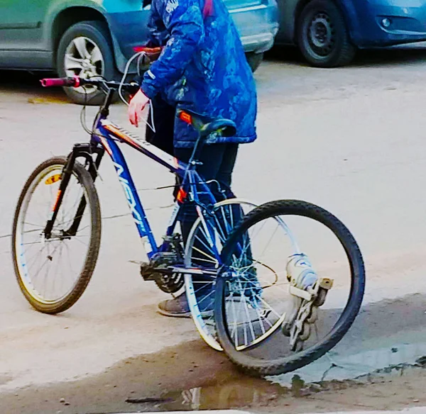 一个骑自行车的人和一个滚子的滑稽碰撞 滚子的靴子卡在自行车的后轮上了 — 图库照片