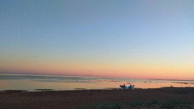 Finlandiya Körfezi 'nde yaz günü gün batımı