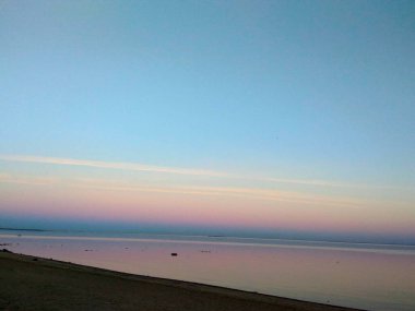 Finlandiya Körfezi 'nde yaz günü gün batımı