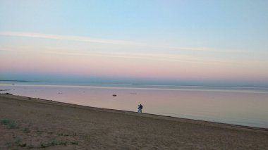 Finlandiya Körfezi 'nde yaz günü gün batımı