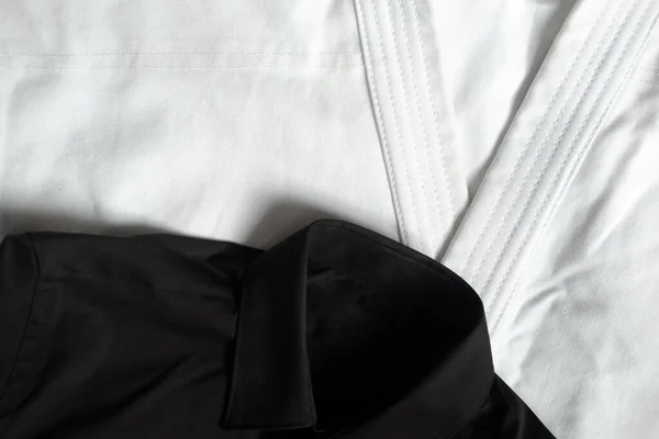 Vit Kimono För Karateträning Bredvid Den Finns Svart Klassisk Skjorta — Stockfoto