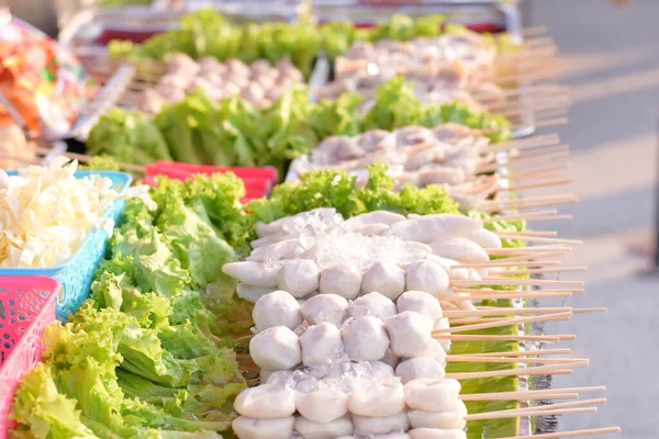 Salata yapmak ve pazarda satılmak üzere muz yapraklarının üzerinde bolca köfte var..