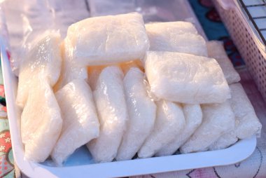 Açık plastik torbalarda satılık glutinous pilavı.