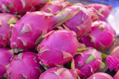 Piyasada satılık pembe ejder meyvesi 