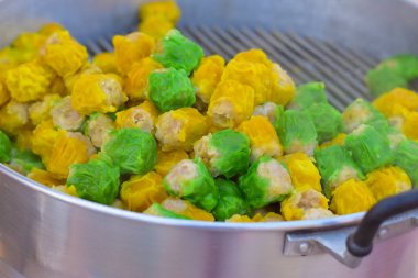 Buharlı bir konteynırda satılacak hamur köfteleri.