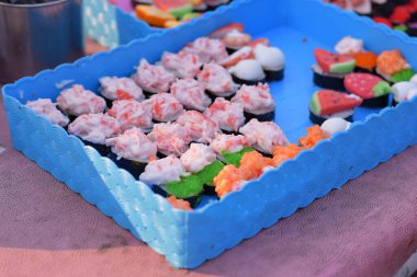 Konteynırda satılık bir sürü suşi var.