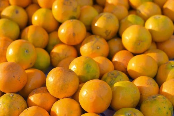 Pazarda satılık bir sürü mandalina var..