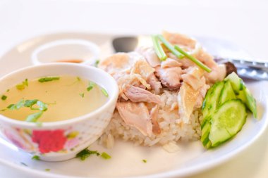 Beyaz bir masada yakın plan tavuklu pilav, Tayland yemeği.