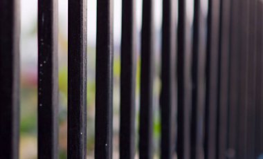 Siyah çelik çerçeve, inşaat, demir duvar gibi uzun bir çizgide düzenlenir.