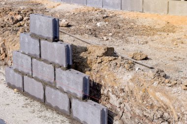 İnşaatta kullanılmak üzere birçok tuğla blokları yan yana konur.