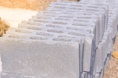 İnşaatta kullanılmak üzere birçok tuğla blokları yan yana konur.