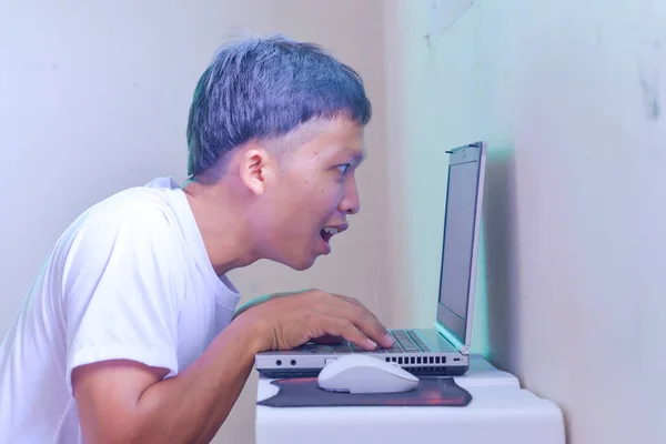 Giovane Asiatico Uomo Giocare Laptop — Foto Stock