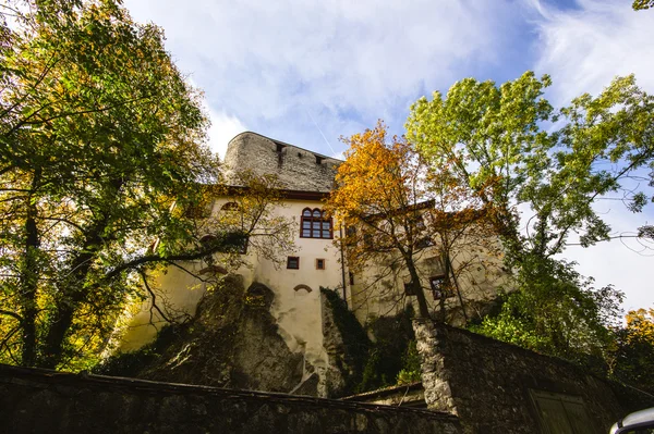 Zamek Angenstein podczas relaksującego w duggingen wieś — Zdjęcie stockowe