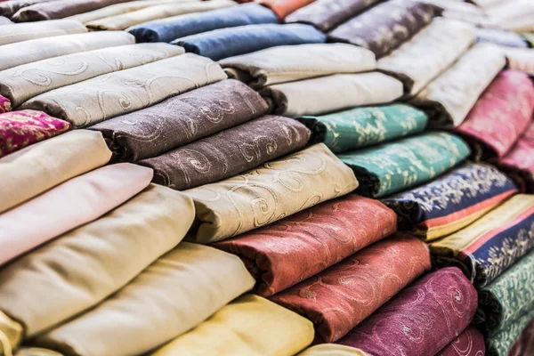 Perdeler ve renkli kumaşlar — Stok fotoğraf