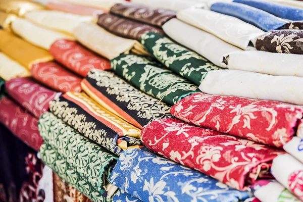 Perdeler ve renkli kumaşlar