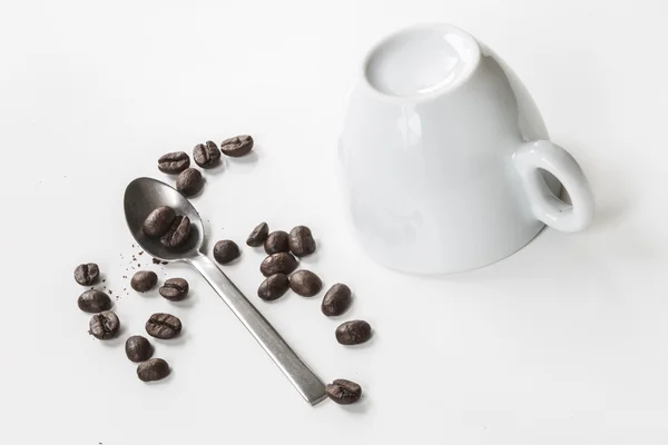 Eine Tasse Schuss und Kaffeebohnen — Stockfoto