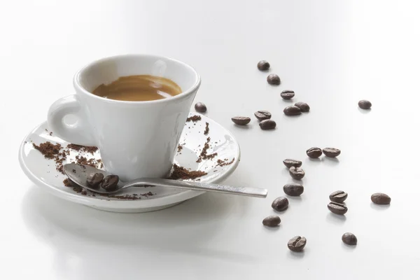 bir porselen fincan kahve