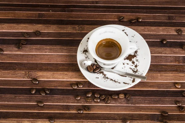 Kaffee in einer Porzellantasse — Stockfoto