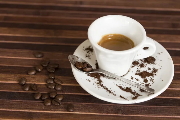 Kaffee in einer Porzellantasse — Stockfoto