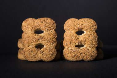 siyah bir zemin üzerine kepekli bisküvi