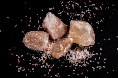 siyah bir zemin üzerine tuz kristallerinin